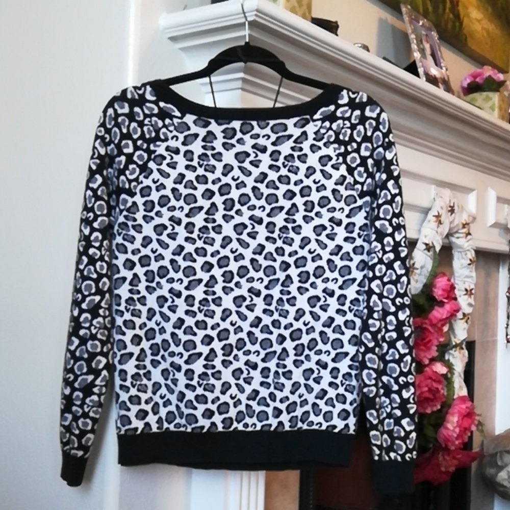 a.n.a Ladies animal print Sweater, Sz. M Like new condition.